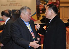 僑總副會長陳健英(左)與王彬成理事長交談