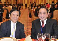 黎振強會長與香港僑界社團聯會會長余國春合影