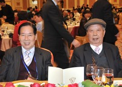 僑總永遠會長羅少榮(右)與嘉賓合影