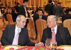僑總永遠會長梁仲虯(左)與嘉賓交談