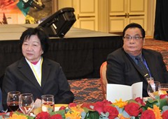 僑總監事長康寧英(左)與嘉賓合照