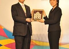 僑總劉藝常務副會長向文綺華副局長致送紀念品