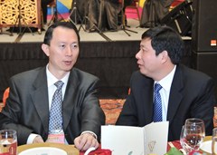 全國僑聯董中原副主席(左)與中聯辦協調部高其興副部長交談